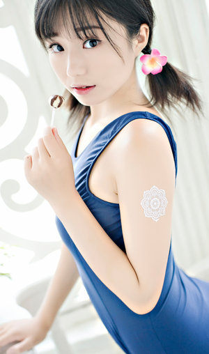 顺从女性吞咽与身体穿孔